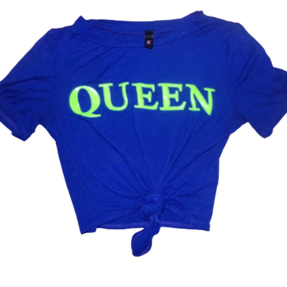 "QUEEN" graphic crop top